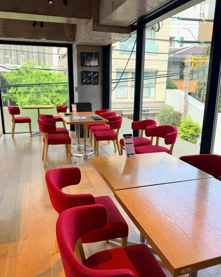 bubó BARCELONA 表参道店 ブボバルセロナ 内観 赤い椅子