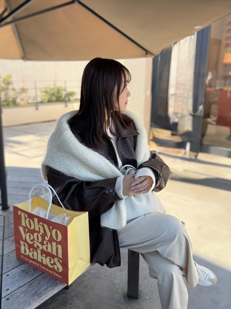 【肩がけニットでおしゃれ上級者】マフラーを巻くより垢抜ける冬のニットの上手な使い方_1_2