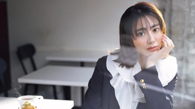 【白ブラウスコーデ】紺ブレを盛り上げる新定番。大胆なフリル襟で大人の可愛げを【BAILA今日のコーデ】