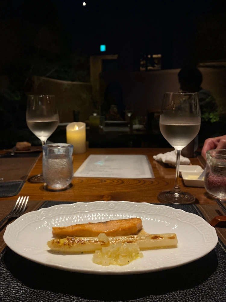 薄ピンクのサクラマスと少し焼き目がついたホワイトアスパラ