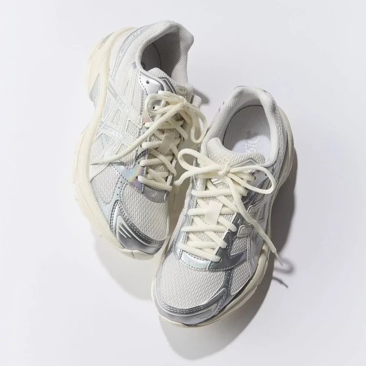 【通勤スニーカー４選】春は軽やかな色がポイント！_1