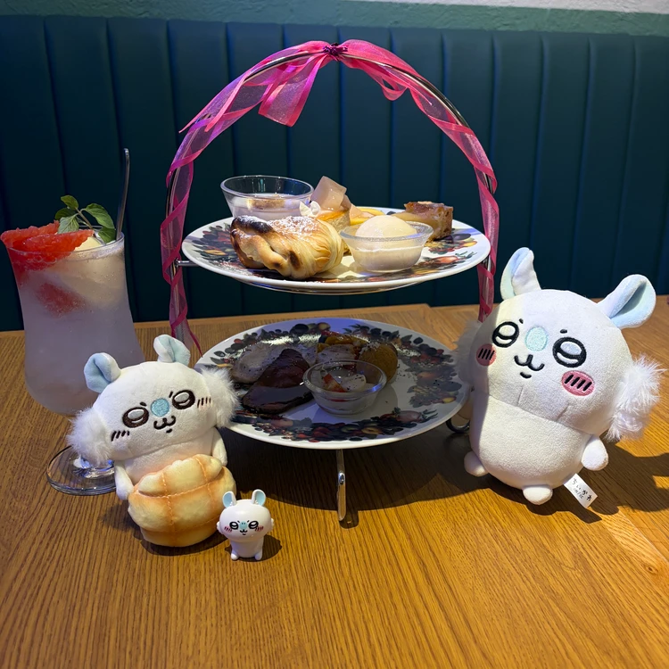 推し活アフタヌーンティーのスタンドと「ちいかわ」のぬいぐるみ