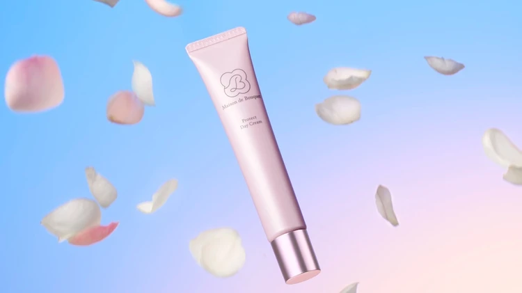 まわりに花びらを散らした「プロテクトデイクリーム」画像