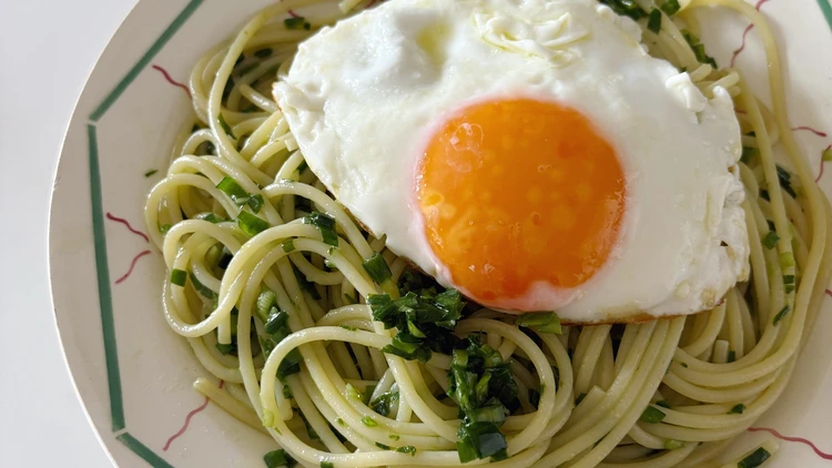【長谷川あかりのご自愛ごはん vol.66】パワーチャージしたい日に。パンチのある一皿「ニラたまパスタ」のレシピ