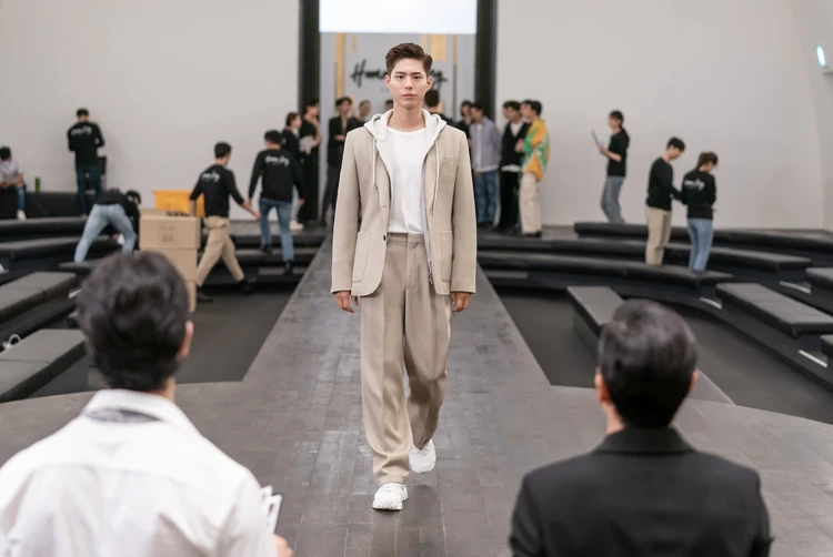 青春の記録 ランウェイを歩くヘジュン(パク・ボゴム)