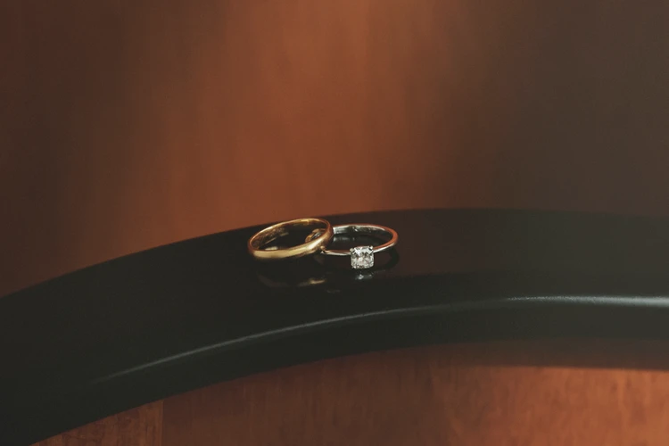 スタイリスト・吉村友希さんはファッションとして楽しめる「Tiffany&Co.(ティファニー)」の婚約指輪と「Van Cleef & Arpels(ヴァン クリーフ&アーペル)」の結婚指輪を選択【チームBAILAのウエディングリングSNAP Vol.7】