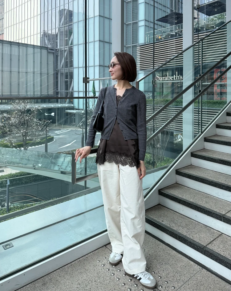 レースキャミとUNIQLOのジャージバレルレッグパンツを合わせた休日カジュアルコーデ。