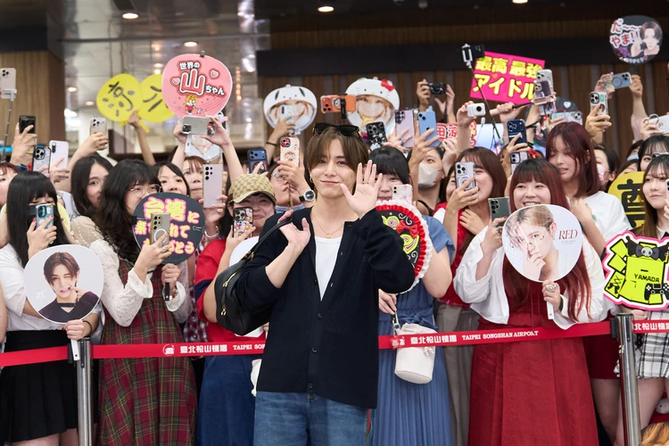 うちわを持った大勢のファンとRyosuke Yamadaさん