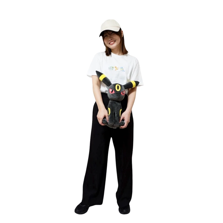 ユニクロポケモンTシャツとキャップと黒のパンツと合わせている写真