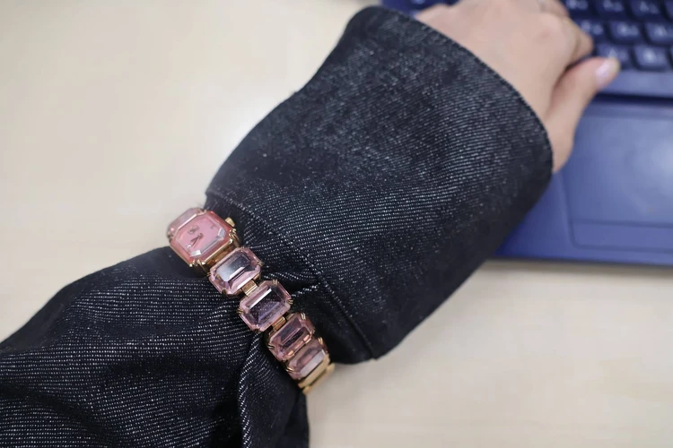 【私の時計物語】25連勤で荒んだ心身に光をくれたスワロフスキーのオクタゴンブレスウォッチ_6