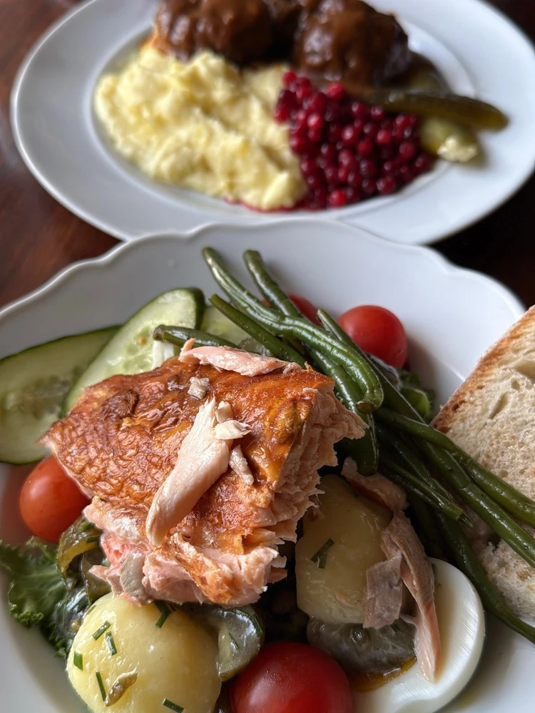 グルメ好きのバイラーズがフィンランドで食べたスモークサーモン