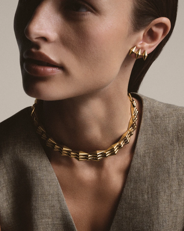 モデル着用画像：首もと