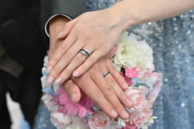 ブシュロン指輪　ブシュロンリング　BOUCHERON　ウェディングフォト　ブシュロンquatre black editionキャトル ブラック リング ハーフ　結婚指輪　婚約指輪　ブーケと結婚指輪の写真
