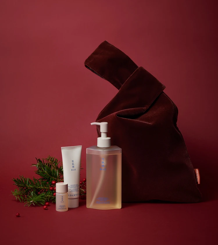 2025　クリスマスコフレ　KOSE　コーセー　雪肌精 BLUE ピュリファイング アロマ ハンド ウォッシュ リミテッドキット ￥6380（2025年12月1日数量限定発売） セット内容：雪肌精 BLUE ピュリファイング アロマ ハンド ウォッシュ 250mL (現品)、雪肌精 BLUE ソフニング アロマ ハンド ＆ ボディミルク 50mL (現品)、雪肌精 BLUE ファーミング アロマ ボディ オイル 14mL (ミニサイズ)、雪肌精 BLUE オリジナルバッグ(横240×縦440㎜ 持ち手含む)