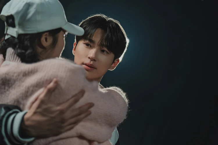 ソンジェ背負って走れ ソルを抱きかかえるソンジェ