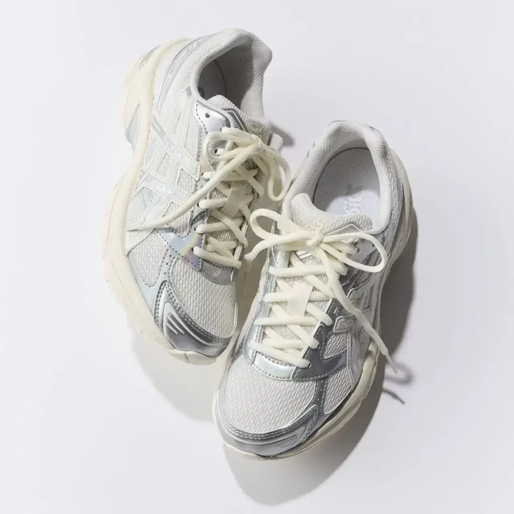 【大人の白スニーカー】通勤や街歩きにも（写真）_0