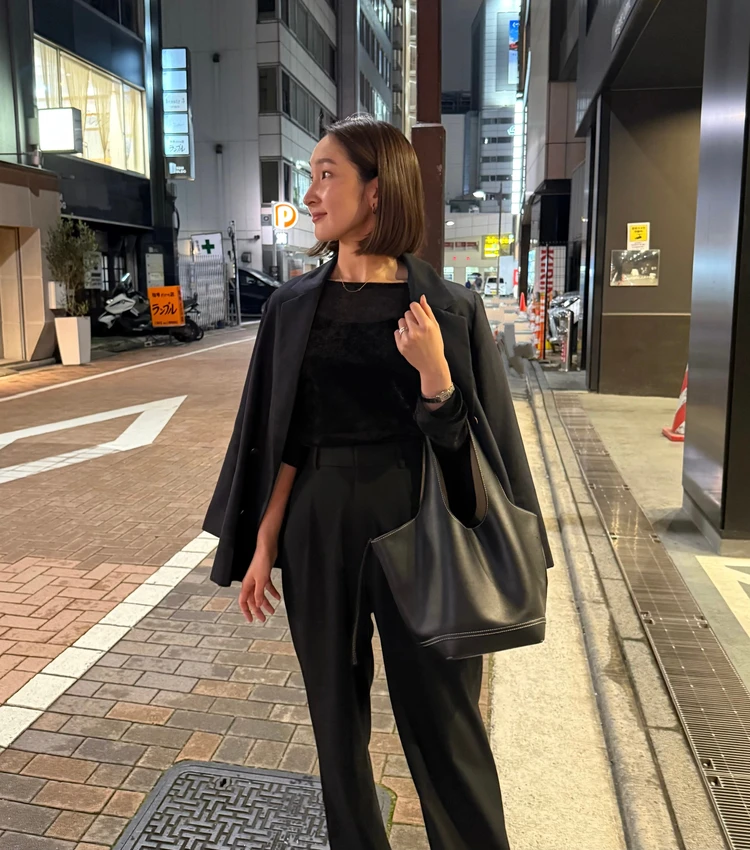 VASICの黒カバンに合わせた30代女性の通勤コーデ