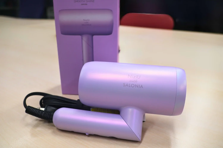 NiziUコラボ！SALONIAの限定色ドライヤーが出張族の私に使い勝手よすぎた【新発売】_4