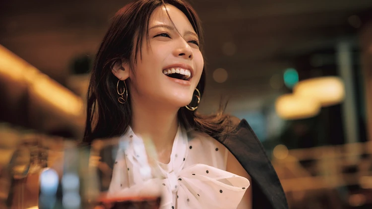 【ボウタイブラウスコーデ】乾杯の笑顔に映えるボウタイはモノトーンにまとめてオフィス仕様に【BAILA今日のコーデ】
