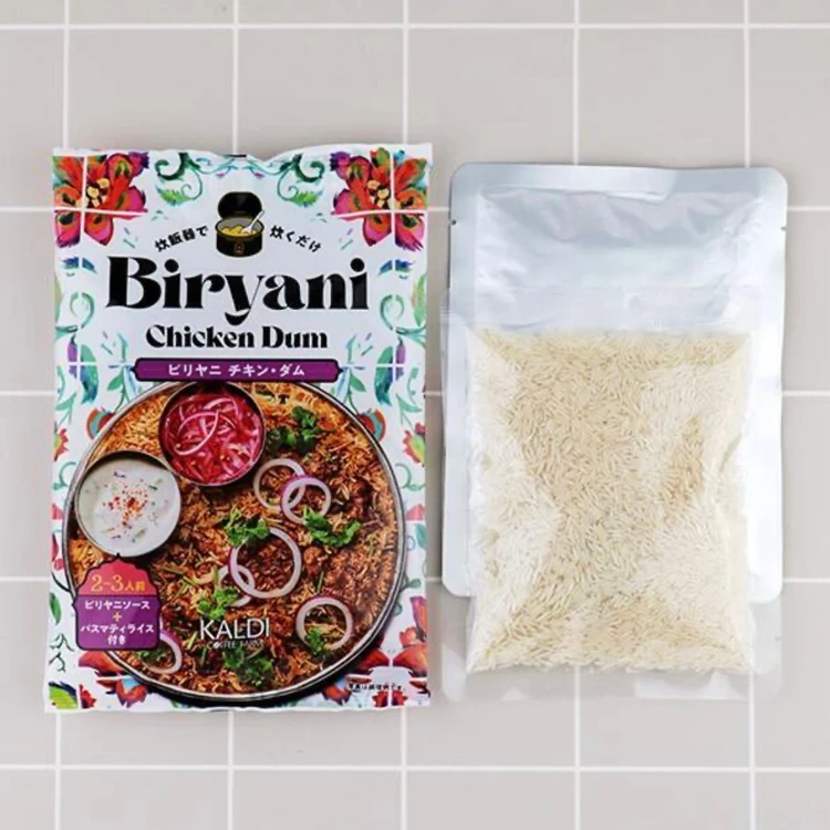 カルディの「炊飯器で炊くだけ　ビリヤニ　チキン・ダム　250g」の外装と中身。