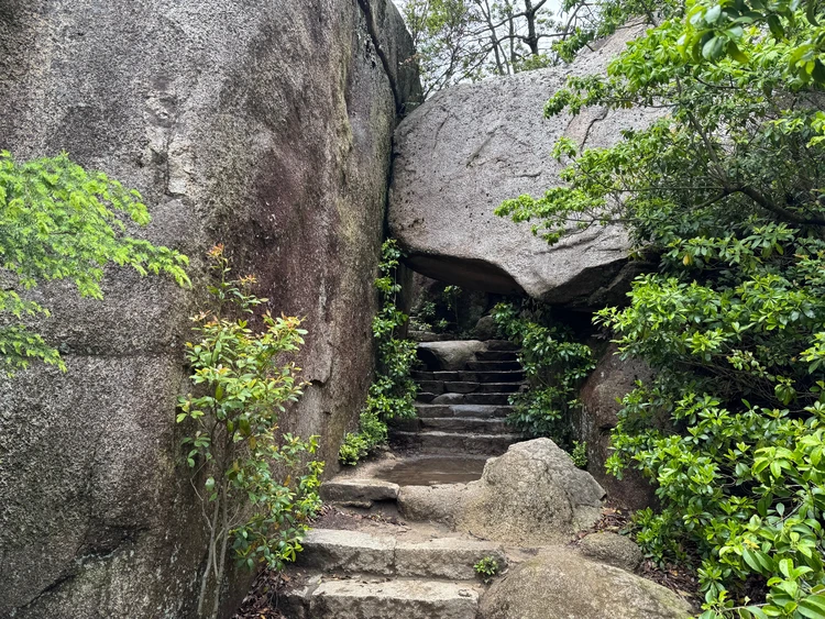 くぐり岩　弥山