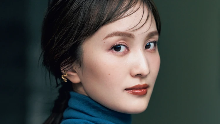 【百田夏菜子さん×ヘアアレンジ】取れかけ風巻き髪ベースだから映える、こなれムードの「ひとつ結び」