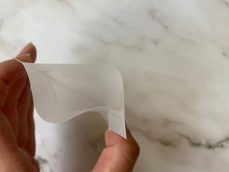 パウチの口を開けている