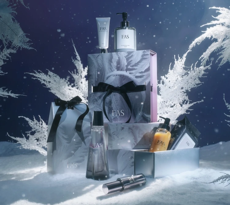 「FAS」ホリデーコフレ 2025 　イメージ画像　定番人気のローションや、発売されたばかりの新ボディケアラインを現品で試せるコフレが登場　発酵　エイジングケア　ベスコス受賞　