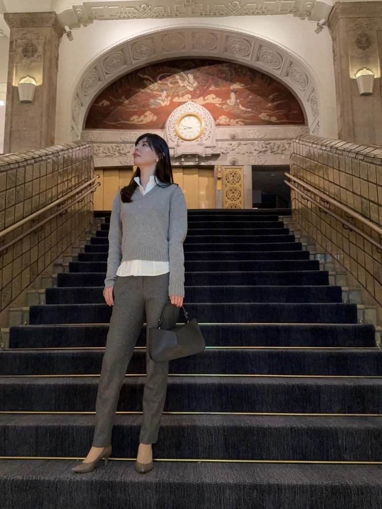 グレーのワントーンコーデのトラッドスタイル