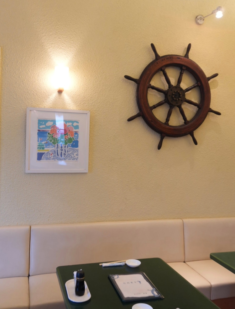 葉山らしさを感じられる魚寅の店内の様子