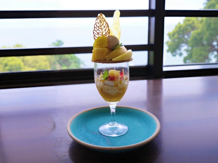 【熱海】食べ歩きよりゆっくり派へ。海沿い絶景カフェで味わう夏限定・白桃パフェ＜大人の週末旅＞_9