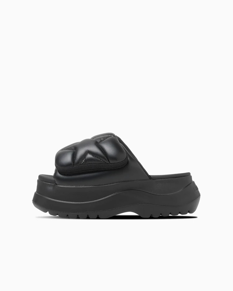 大きく配した星の刺繍とシルバー・ブラックのメタリックなナイロン素材