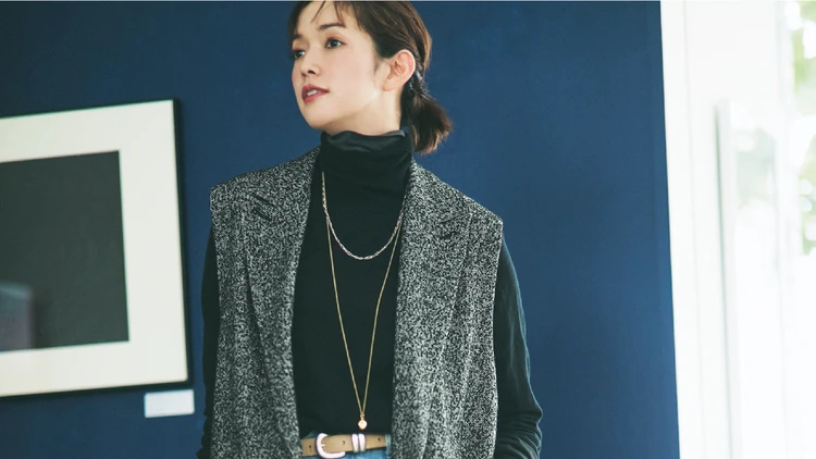 【体型カバーがかなう】「長め丈ジレ」をアウター代わりに、秋冬の“ずんぐり”見え回避!