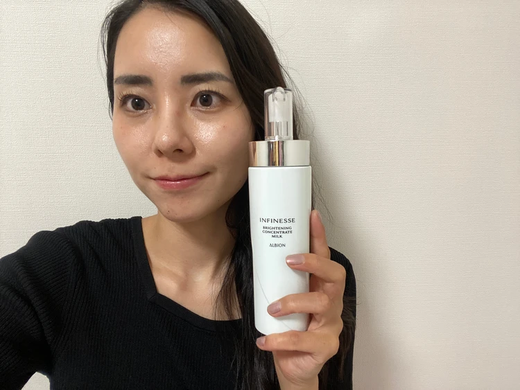 乳液のボトルを持った写真