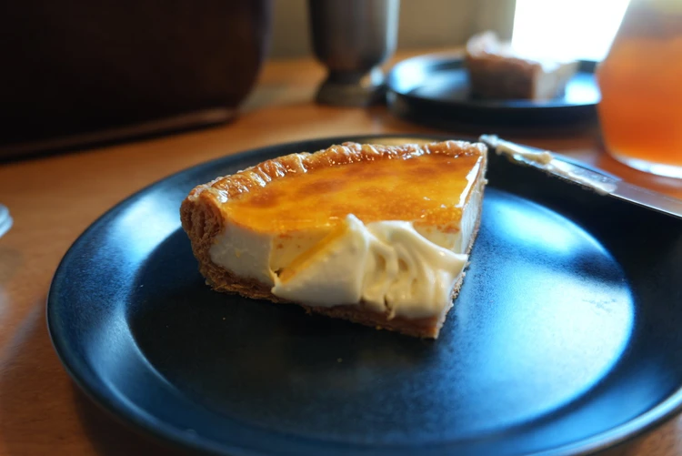 カットすると中がとろりとなめらかなカマンベールチーズケーキ