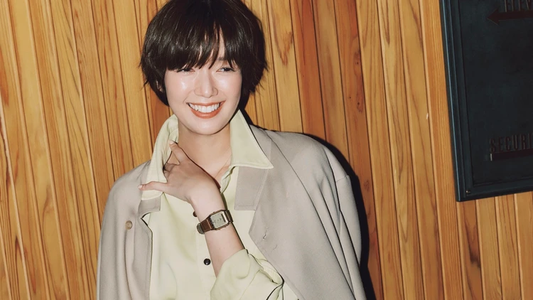 【イエローシャツコーデ】話しかけやすいオーラを放つチアフルトップスに注目【BAILA今日のコーデ】