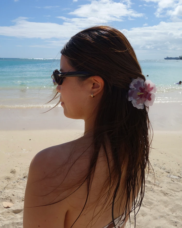 ハワイのビーチでハイビスカスのヘアクリップを着用した様子