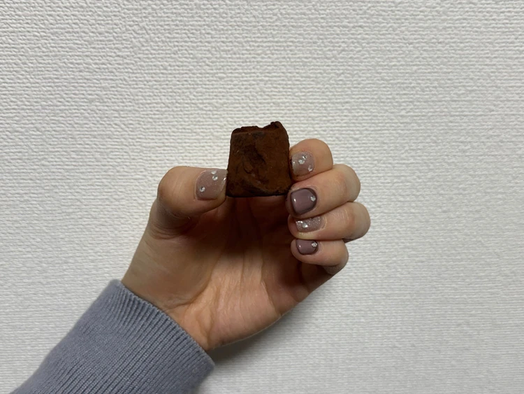 チョコレートを持つ手　バレンタインネイル　オフィスネイル　バレンタインチョコ