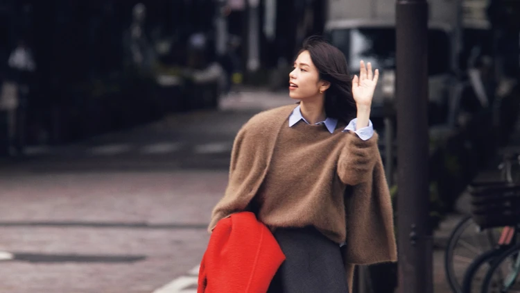 【ニット×シャツコーデ】きちんとも可愛いもいいとこどりした重ね着コーデ【BAILA今日のコーデ】