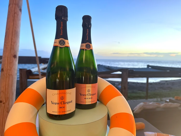 【ヴーヴ・クリコ】夏の海で楽しむ「リッチ オン アイス」!千葉のビーチクラブで過ごす大人の夏休み_9