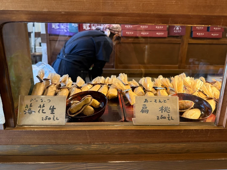 種嘉商店 出来立ての最中が並ぶ様子