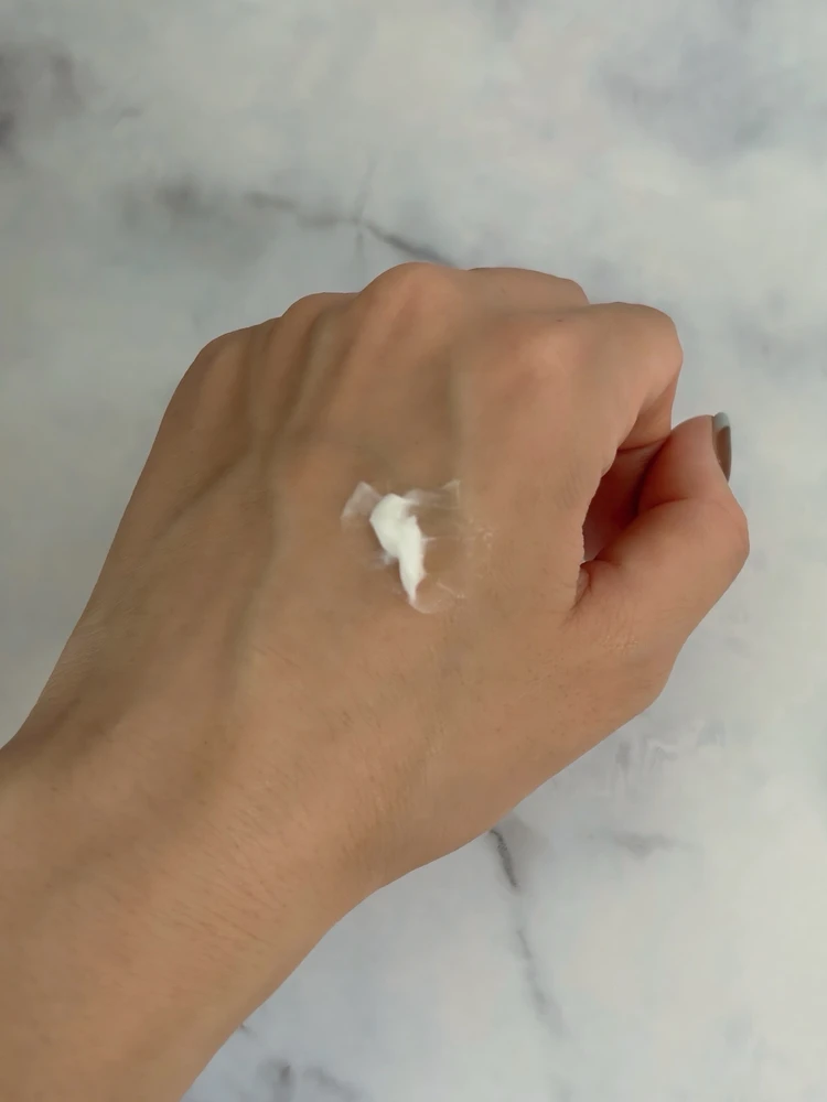 MINON(ミノン) アミノモイスト モイストチャージクリームを手に取った様子