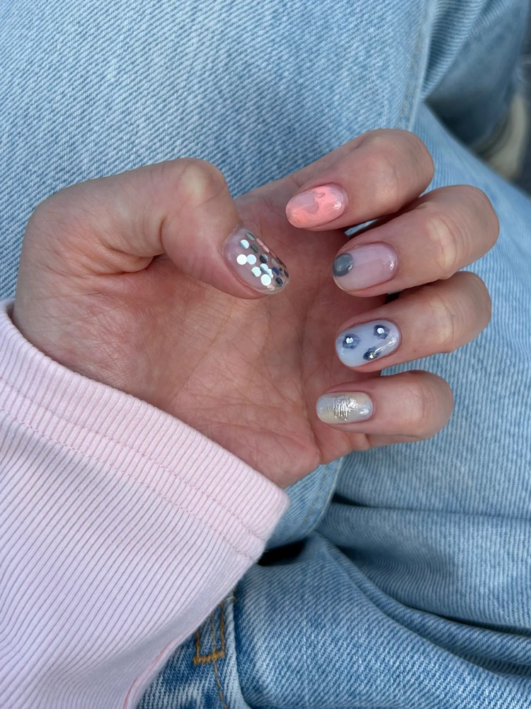 ストーンフラワー×ホロ ニュアンスネイル ネイル写真