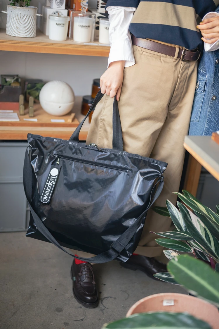 Easy Editor’s Toteを手に持った写真