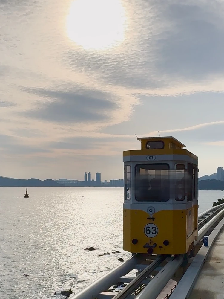 海辺を走るスカイカプセル