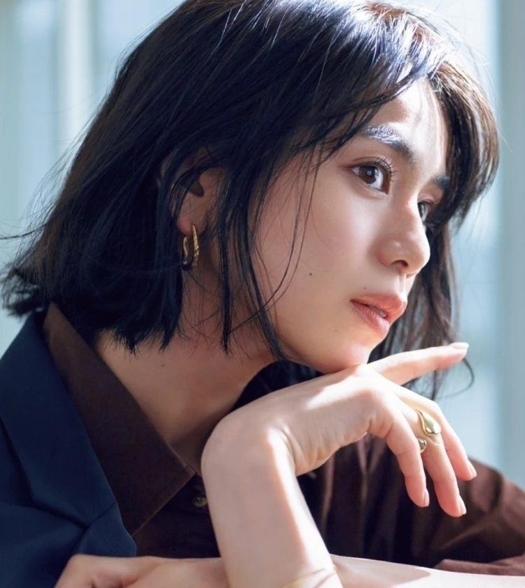 定番の“お堅め”ジャケットを休日に着るカギは「首まわり」と「ヘア＆メイク」にあり　