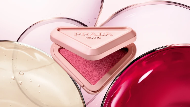 【プラダ ビューティ】新感覚チーク「プラダ タッチ」が登場。透ける血色感をひと塗りで