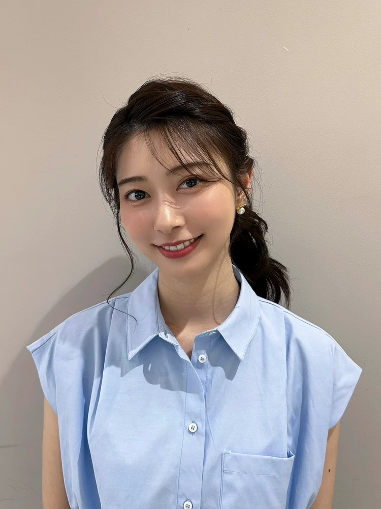 【2026年夏の汗で前髪やトップがぺちゃんこにならないヘアアレンジ】好印象な大人サイドポニーで上品スタイル