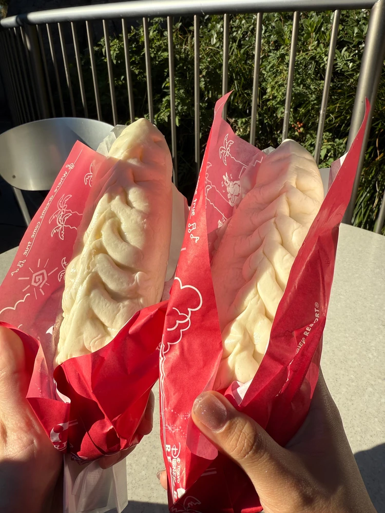 ディズニーシー 名物ギョウザドッグを手に持つ様子