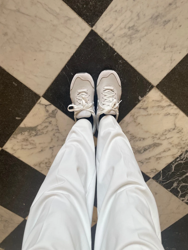 Qoo10はコスメだけじゃない！？オールシーズン使えるnew balanceのきれいめ白スニーカー_4